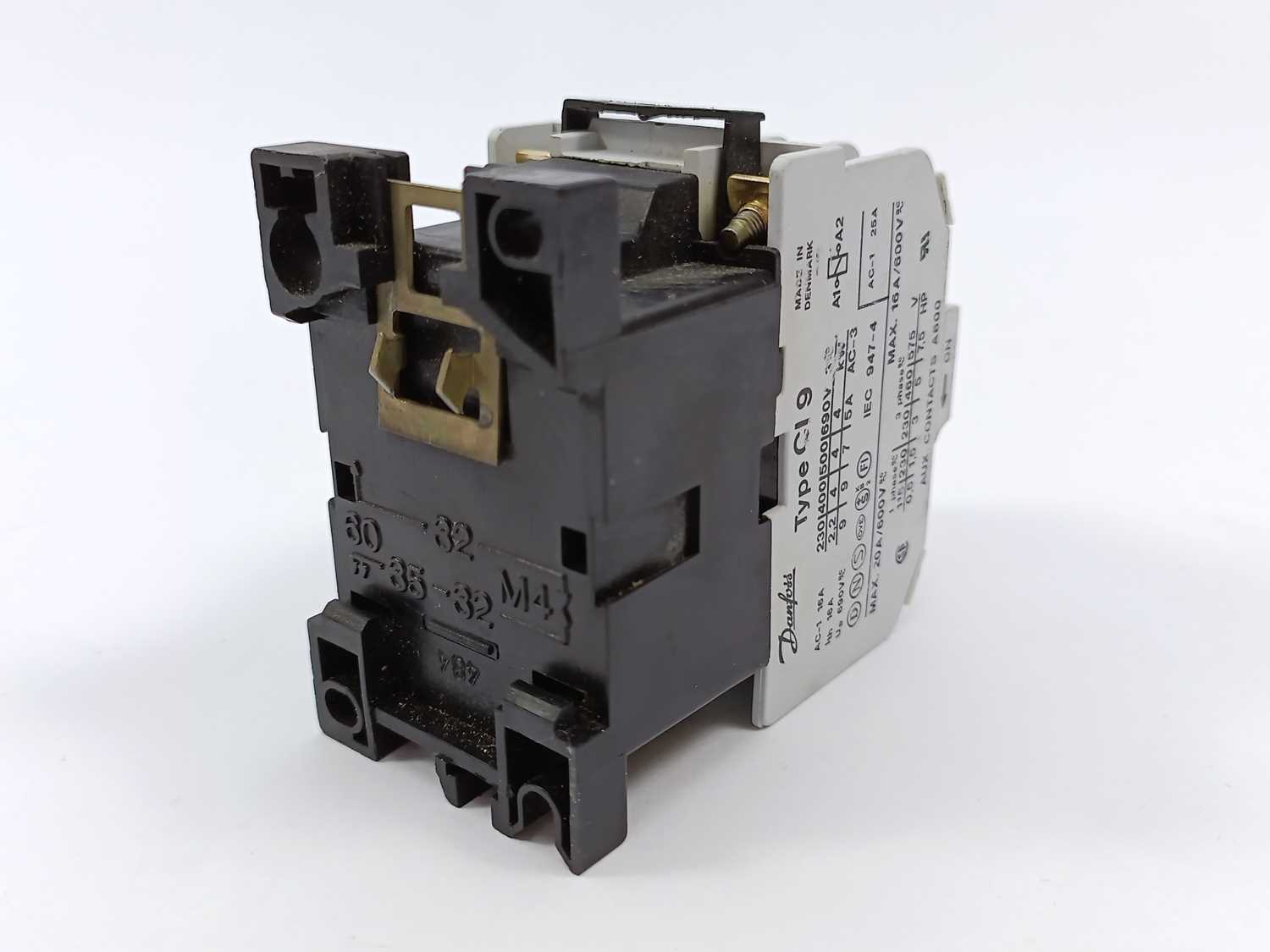 danfoss-037h0022-contactor-ci-9-w-4-main-contacts-220v-coil_1.jpg Danfoss 037H0022 Contactor CI 9 w/ 4 Main Contacts 220V coil