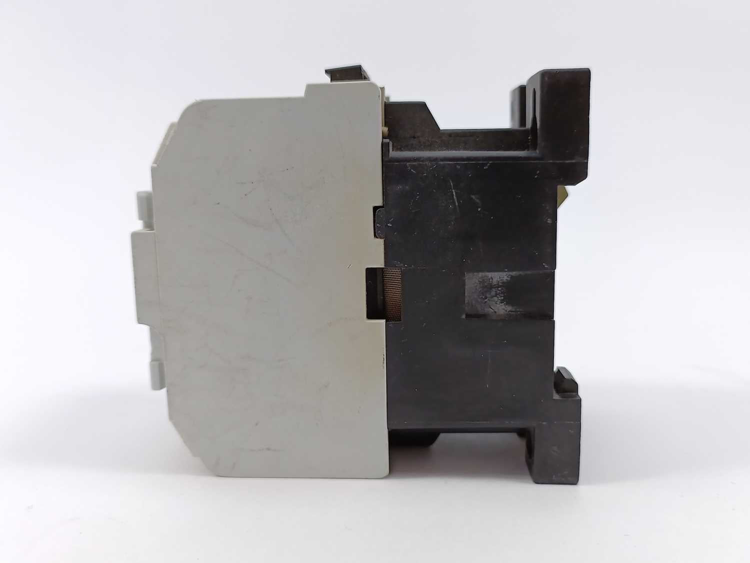 danfoss-037h0022-contactor-ci-9-w-4-main-contacts-220v-coil_2.jpg Danfoss 037H0022 Contactor CI 9 w/ 4 Main Contacts 220V coil