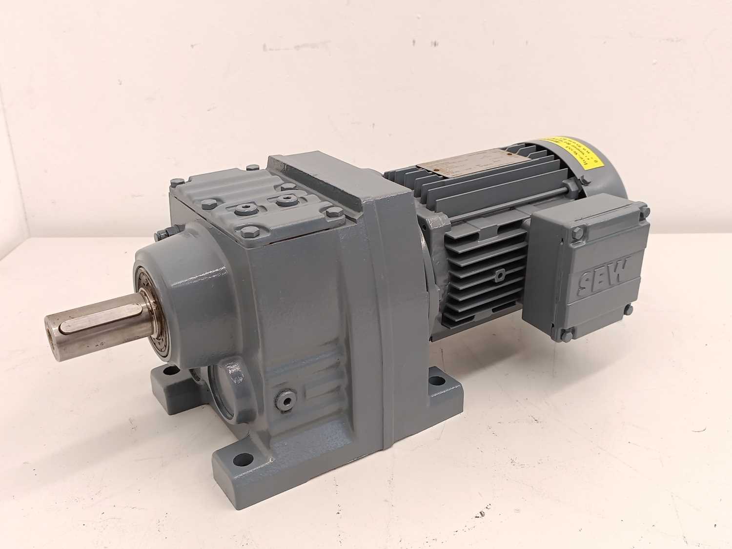 SEW-EURODRIVE R47DT80N4 Gearmotor