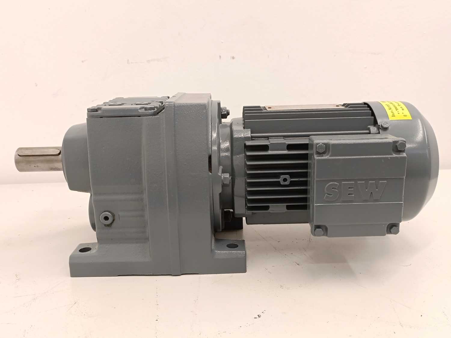 sew-eurodrive-r47dt80n4-gearmotor_2.jpg SEW-EURODRIVE R47DT80N4 Gearmotor