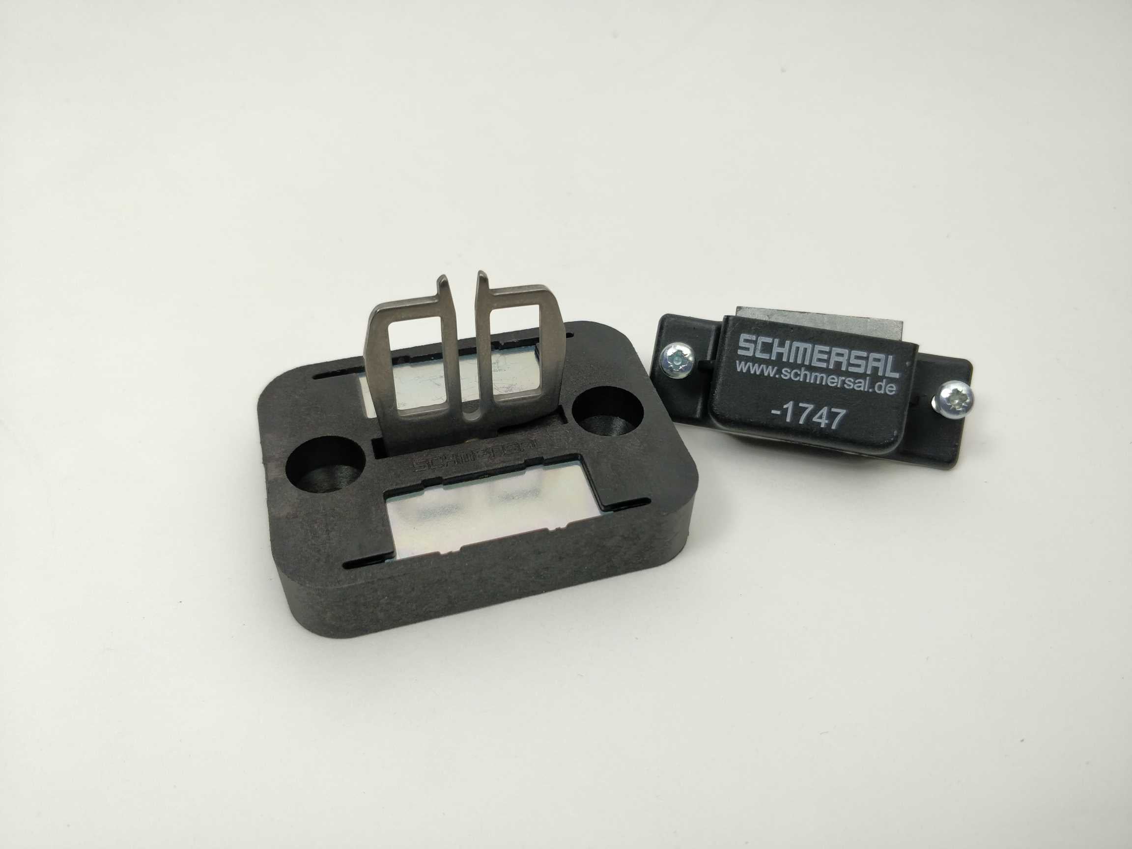 schmersal-101096090-az-15-16-b3-1747-magnetic-actuator_1.jpg Schmersal 101096090 AZ 15/16-B3-1747 Magnetic Actuator
