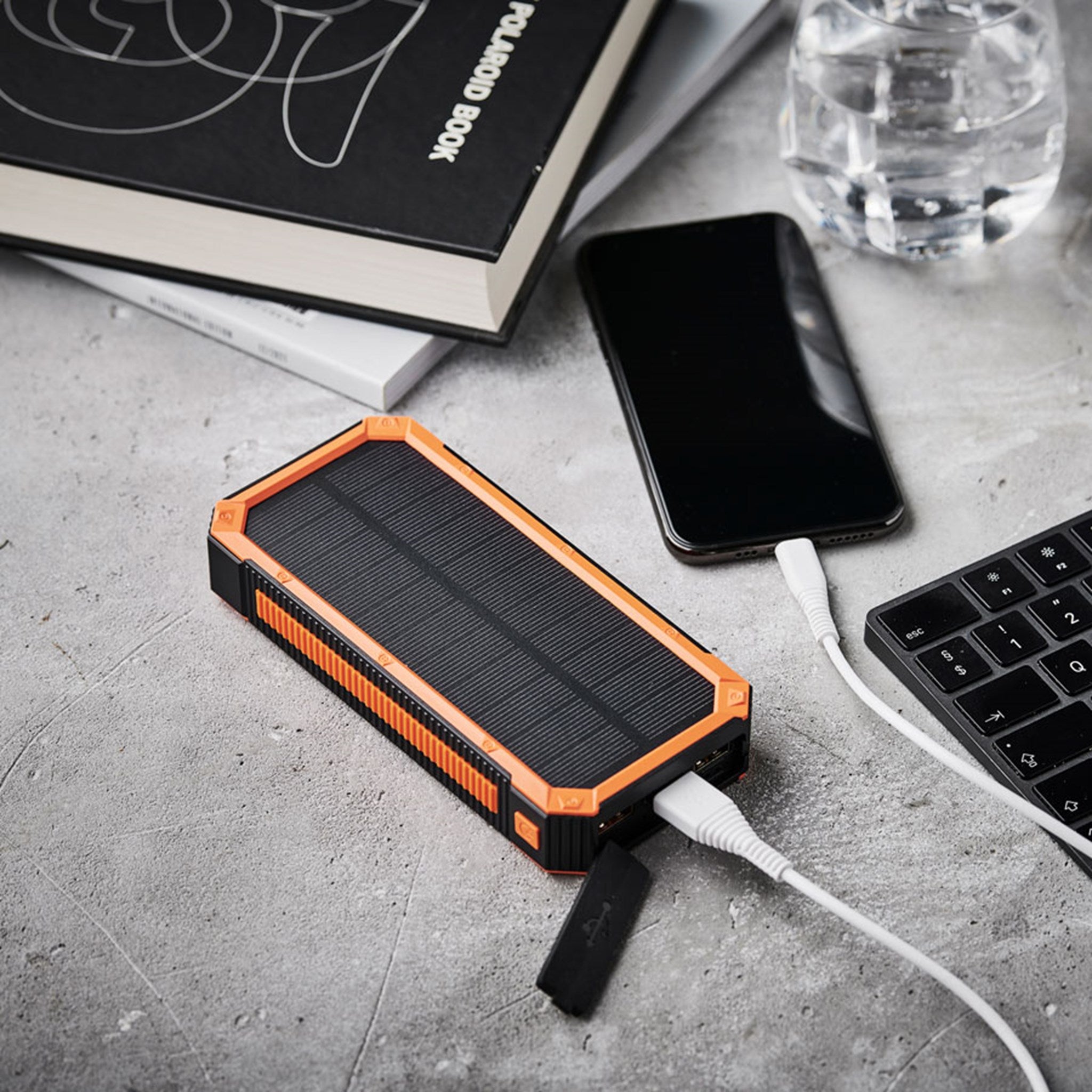 20.000 mAh solcelle powerbank 1 x USB-C PD og 3 x USB-A output