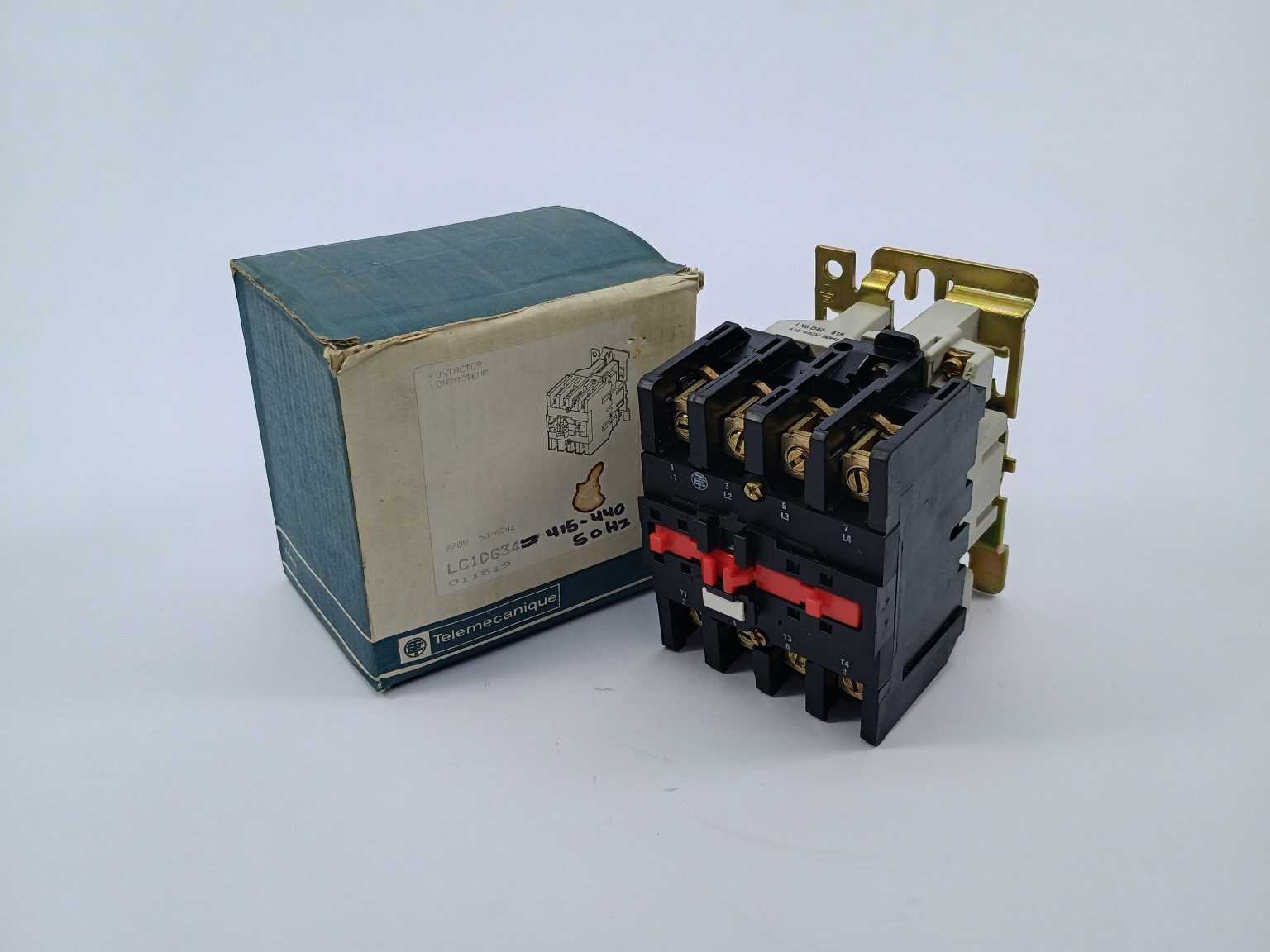 telemecanique-lc1-d634m7-contactor-11519-with-lx6-d40-415_0.jpg TELEMECANIQUE LC1-D634M7 Contactor 11519 with LX6-D40 415 Udsalg