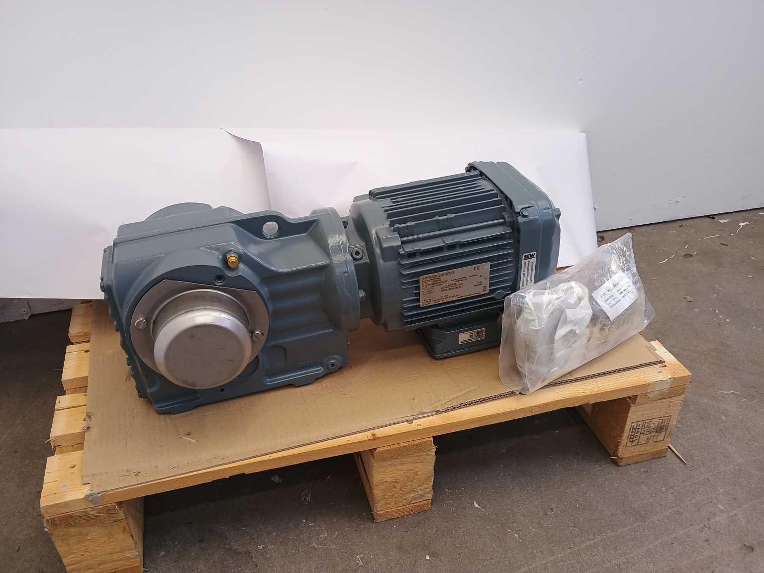 SEW-EURODRIVE KT57/TDRN90S4 Gearmotor 65.8284031601.0002.23