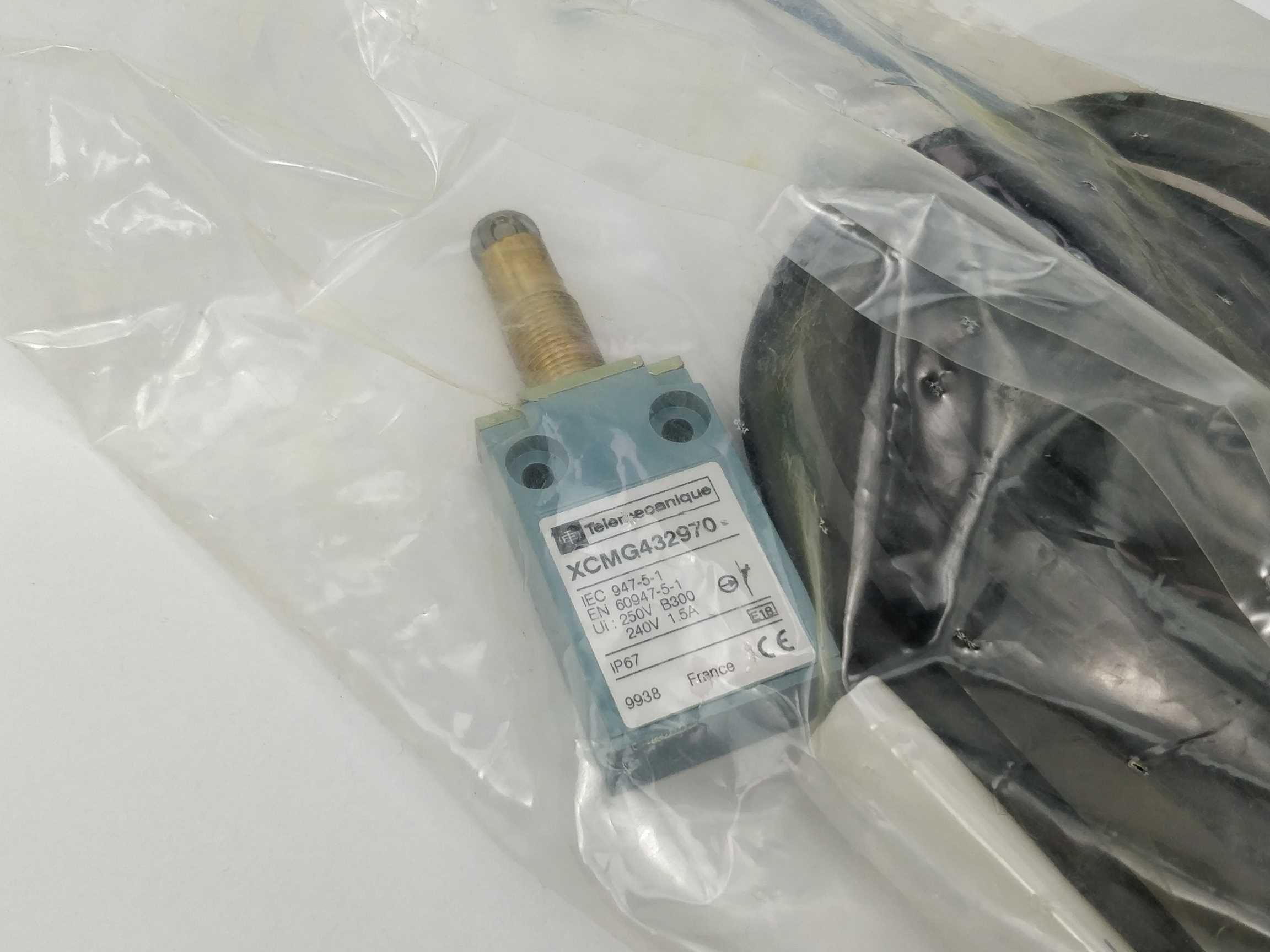 telemecanique-xcm-g432970-limit-switch_3.jpg TELEMECANIQUE XCM G432970 Limit switch