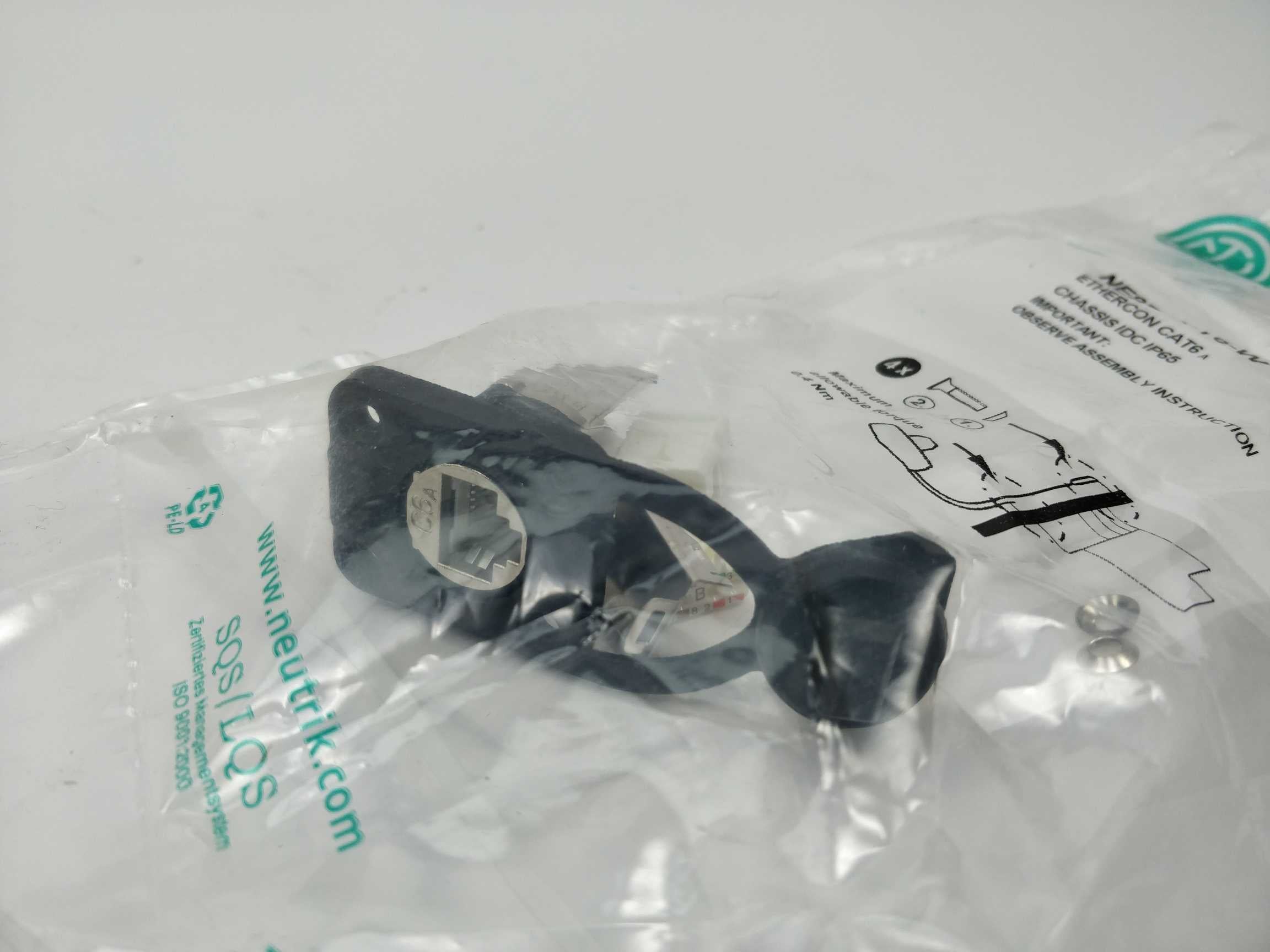 neutrik-ne8fdx-y6-w-panel-connector-shielded_1.jpg Neutrik NE8FDX-Y6-W Panel connector, shielded
