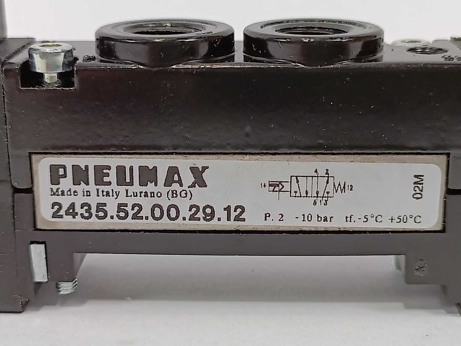 pneumax-2435-52-00-29-12-g1-8-18mm-flat-5-2-external-solenoid-spring_2.jpg Pneumax 2435.52.00.29.12 G1/8 18mm FLAT 5/2 External Solenoid/Spring