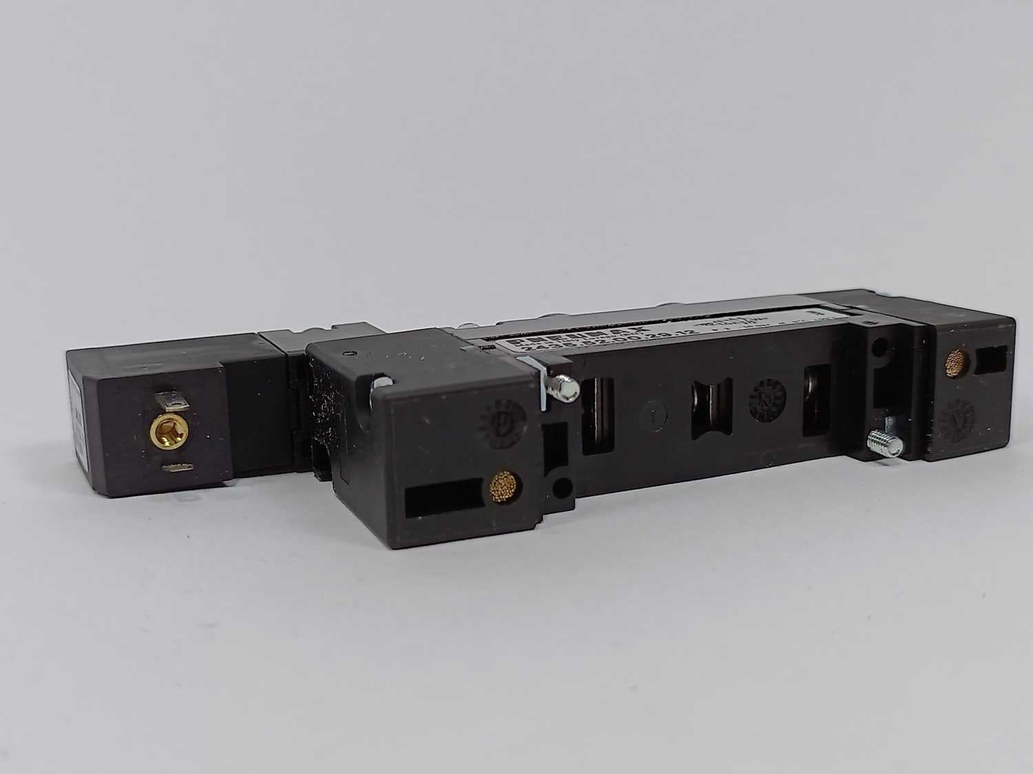 pneumax-2435-52-00-29-12-g1-8-18mm-flat-5-2-external-solenoid-spring_3.jpg Pneumax 2435.52.00.29.12 G1/8 18mm FLAT 5/2 External Solenoid/Spring