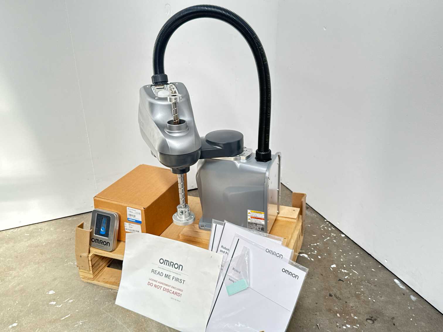 OMRON RS4-2053002 i4-350L Scara w/ 19354-010 Controller & front panel Kit på udsalg
