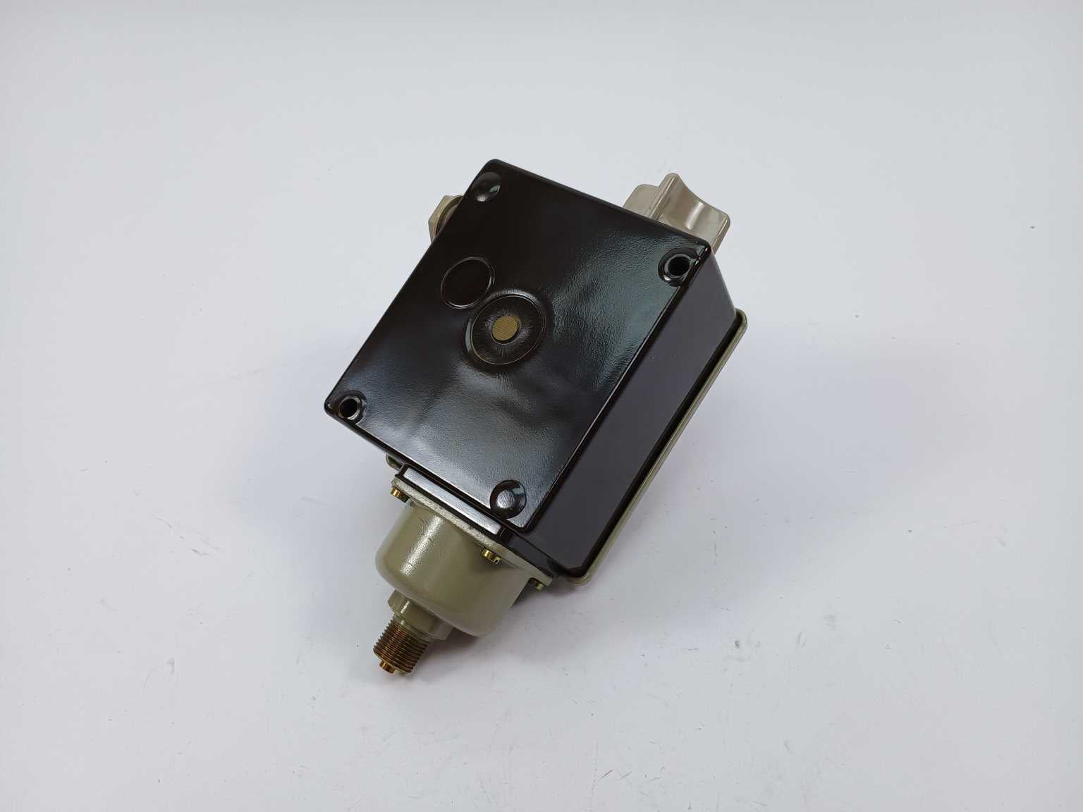 danfoss-017-5215-rt-121-pressure-control_2.jpg Danfoss 017-5215 RT 121 PRESSURE CONTROL