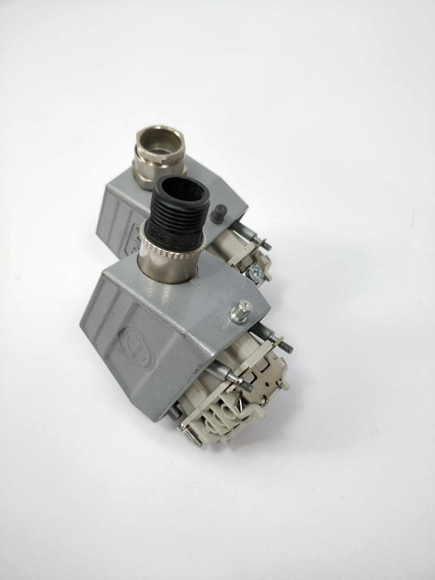 epic-h-be-6-bs-10191000-with-h-be-6-ss-10190000-male-and-female-power-connectors_1.jpg EPIC H-BE 6 BS 10191000 With H-BE 6 SS 10190000 Male and Female Power Connectors
